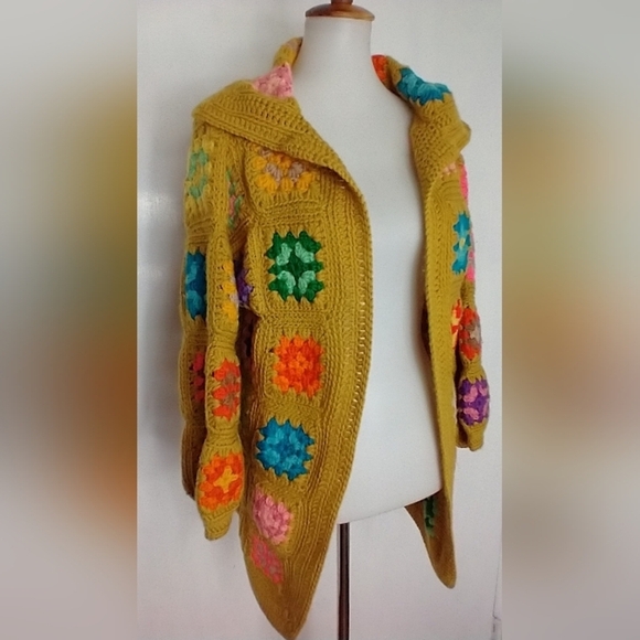 VINTAGE HAND CROCHETED CARDIGAN - Picture 5 of 12